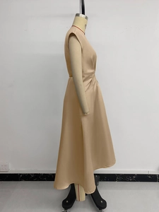Vue latérale de robe en satin champagne sans manches avec ourlet asymétrique sur mannequin