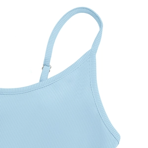 Détail d'une robe bleu clair côtelée avec bretelle fine réglable et boucle en argent