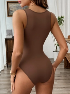Rückansicht des eleganten tiefbraunen rückenfreien Bodysuits mit hoher Elastizität