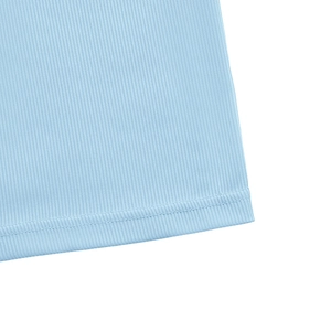 Détail de l'ourlet en maille côtelée bleu clair avec des coutures à double aiguille nettes