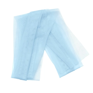 Détail du tissu en maille bleu clair semi-transparent avec texture fine et bords nets