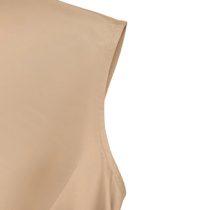 Gros plan sur les coutures précises et le tissu tissé beige de qualité sur l'épaule