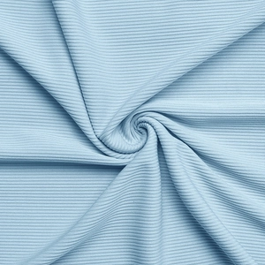 Vue macro détaillée de la texture du tissu en maille côtelée bleu clair à rayures