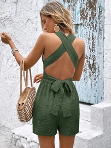 Détail de la combinaison licou vert olive avec bretelles croisées et nœud à la taille