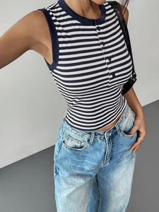 Canotta a righe senza maniche slim fit con bottoni e scollo rotondo per l'estate