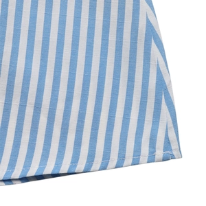 Makroaufnahme von blau-weiß gestreiftem Stoffsaum mit feinen Nähten für Sommerkleid