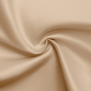 Vue détaillée du tissu satiné or champagne avec texture soyeuse et éclat élégant