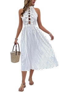 Détail du décolleté licou avec nœuds sur une robe midi blanche à pois noirs