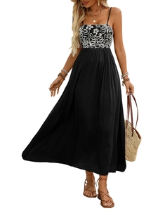 Détail de la broderie florale sur une robe longue noire de vacances sans manches