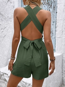 Détail d'un combishort dos nu vert armée avec dos croisé sexy et nœud à la taille