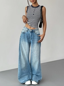 Canotta classica a righe girocollo abbinata a jeans vintage a gamba larga a vita alta