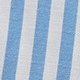 Detailansicht von blau-weiß gestreiftem Stoff mit weicher Baumwoll-Textur