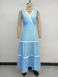 Détail de l'encolure en V et des rayures verticales bleues et blanches sur la robe