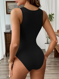 Rückenansicht des schwarzen ärmellosen Halter-Bodysuits mit hohem Ausschnitt und Stretch