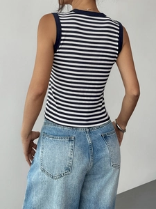 Vista posteriore della canotta a righe slim fit abbinata a jeans dritti azzurri