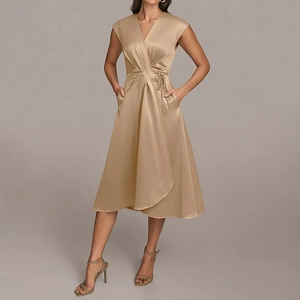 Robe portefeuille élégante en satin champagne doré avec col en V et ceinture à la taille