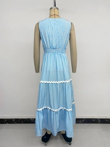 Détail de la robe longue sans manches à rayures bleues avec dentelle blanche et taille élastique