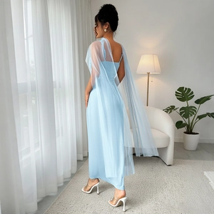 Robe midi moulante bleu clair élégante avec cape en mesh transparent et fines bretelles