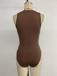 Rückansicht eines dunkelbraunen ärmellosen Bodysuits mit hohem Beinausschnitt