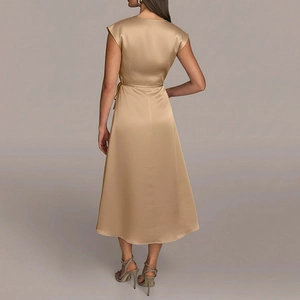 Robe midi élégante en satin champagne avec col en V sans manches et ceinture à nouer
