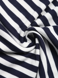 Dettaglio macro del tessuto a maglia a coste a righe bianche e blu con trama morbida