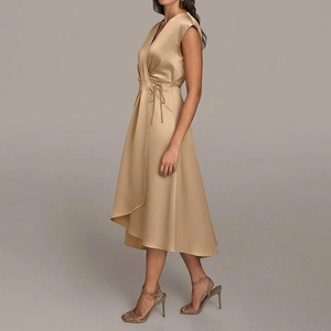 Robe portefeuille élégante en satin champagne sans manches avec col en V et taille nouée
