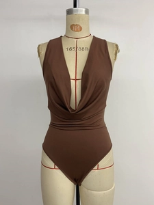 Details des dunkelbraunen Bodysuits mit Wasserfallausschnitt und ärmellosem Design