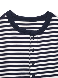 Dettaglio del top a righe bianche e blu con scollatura Henley a coste e quattro piccoli bottoni