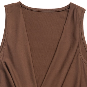 Nahaufnahme des tiefbraunen V-Ausschnitt Bodysuits mit feinen Nähten und Stretch-Stoff
