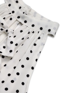 Vue détaillée du col licou plissé avec motif à pois et nœud élégant à l'encolure