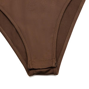 Detaillierte Nahaufnahme der Doppelnähte auf seidigem, dunkelbraunem ärmellosem Bodysuit