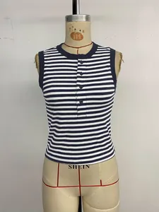 Dettaglio del top senza maniche a righe bianche e blu con scollo Henley e cinque bottoni