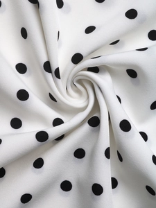 Gros plan sur le tissu à pois blancs, texture tissée lisse et drapé élégant