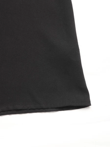 Vue macro détaillée de la texture du tissu sergé noir et couture de l'ourlet sur la robe