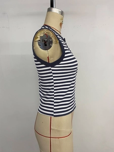 Dettaglio macro del crop top a righe blu e bianche con trama in tessuto a costine