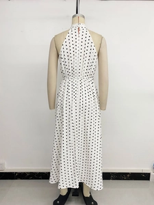 Vue arrière d'une robe midi à pois avec licou et taille élastique confortable