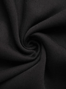 Gros plan sur la texture du tricot noir montrant les détails du tissage haute densité
