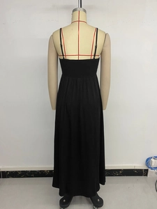 Vue détaillée du dos d'une robe longue noire avec corsage élastique froncé et smocks