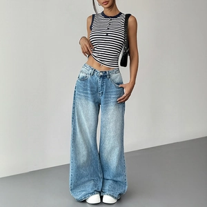 Top corto a righe senza maniche da donna con jeans in denim a gamba larga