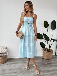 Détails de la robe midi à rayures bleues et blanches avec plis à la taille et boutons