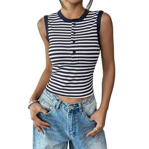 Canotta Henley a righe blu marina senza maniche da donna con dettagli di bottoni