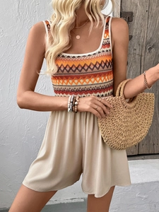 Détail d'un combishort bohème sans manches à motifs ondulés et short large beige