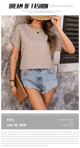Détail du haut en tricot beige avec texture ondulée 3D et design ajouré