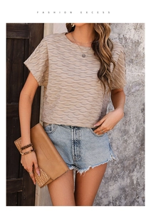 Détail du tissu à texture ondulée 3D du t-shirt à manches courtes beige pour femmes