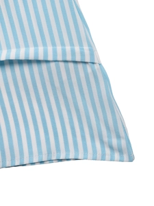 Détail du tissu à rayures verticales bleu et blanc avec des finitions de couture fines