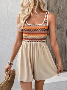Détail de combishort bohème avec motif ethnique et short beige à jambes larges