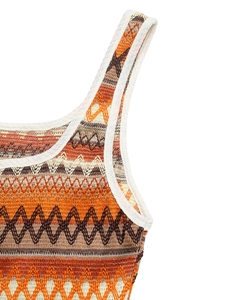Détail de la texture en maille zigzag sur une combinaison rayée sans manches