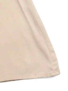 Gros plan du tissu tissé kaki montrant l'ourlet à double couture et les détails de couture