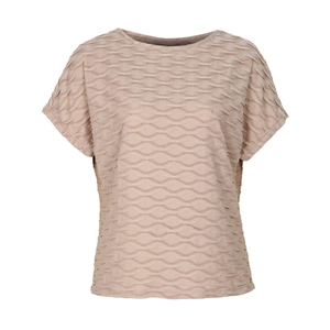 Gros plan détaillé sur la texture gaufrée unique du haut à manches courtes rose pâle pour femme