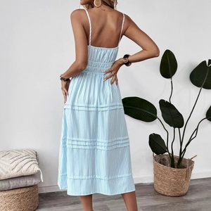 Robe d'été longue à rayures bleues et blanches avec fines bretelles et jupe à volants